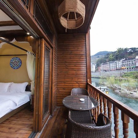 Flower Time Inn Fenghuang Exterior foto